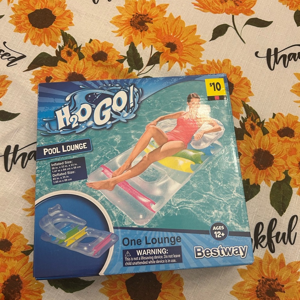 Pool lounge in box